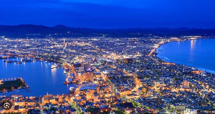 フモトノ&mus. 函館山麓の貸切プライベートサウナ付き高級貸別荘 夕暮れ時の外観ヒーロービジュアル